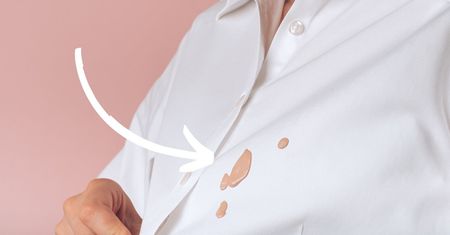 Nałóż na plamy z podkładu, jak tylko je zauważysz. Nie będzie po nich śladu!
