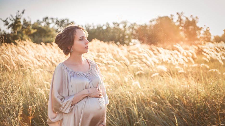 Eleganckie kreacje dla przyszłych mam eksponują powiększajacy się brzuszek