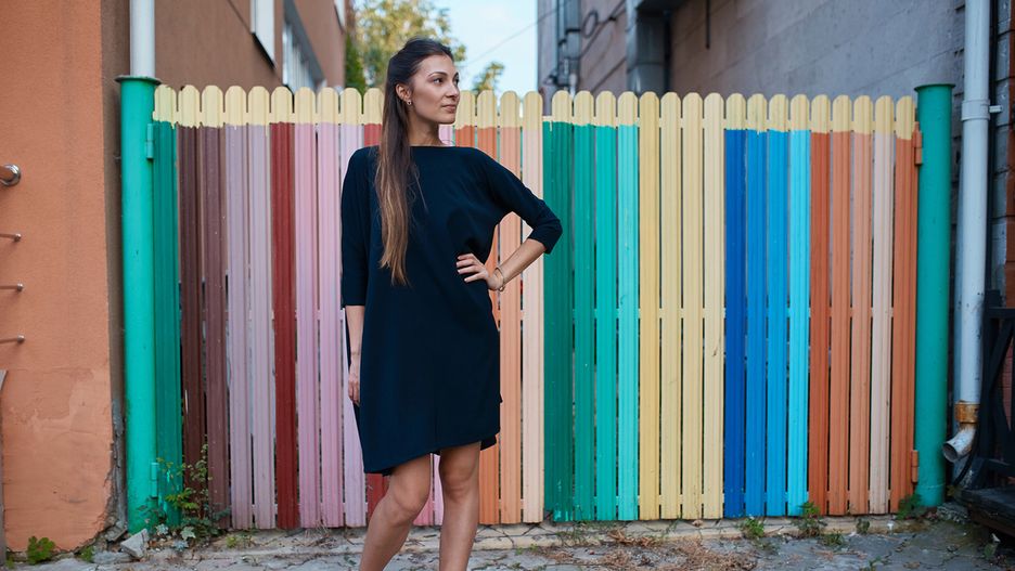 Dresowa sukienka z kieszeniami to uniwersalny model dla każdej sylwetki