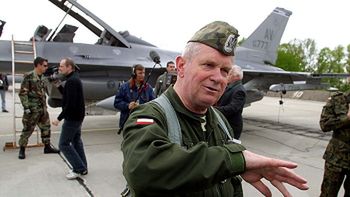 Dowódca Wojsk Lotniczych i Obrony Powietrznej gen. broni pil. Ryszard Olszewski podczas przeprowadzonych lotów