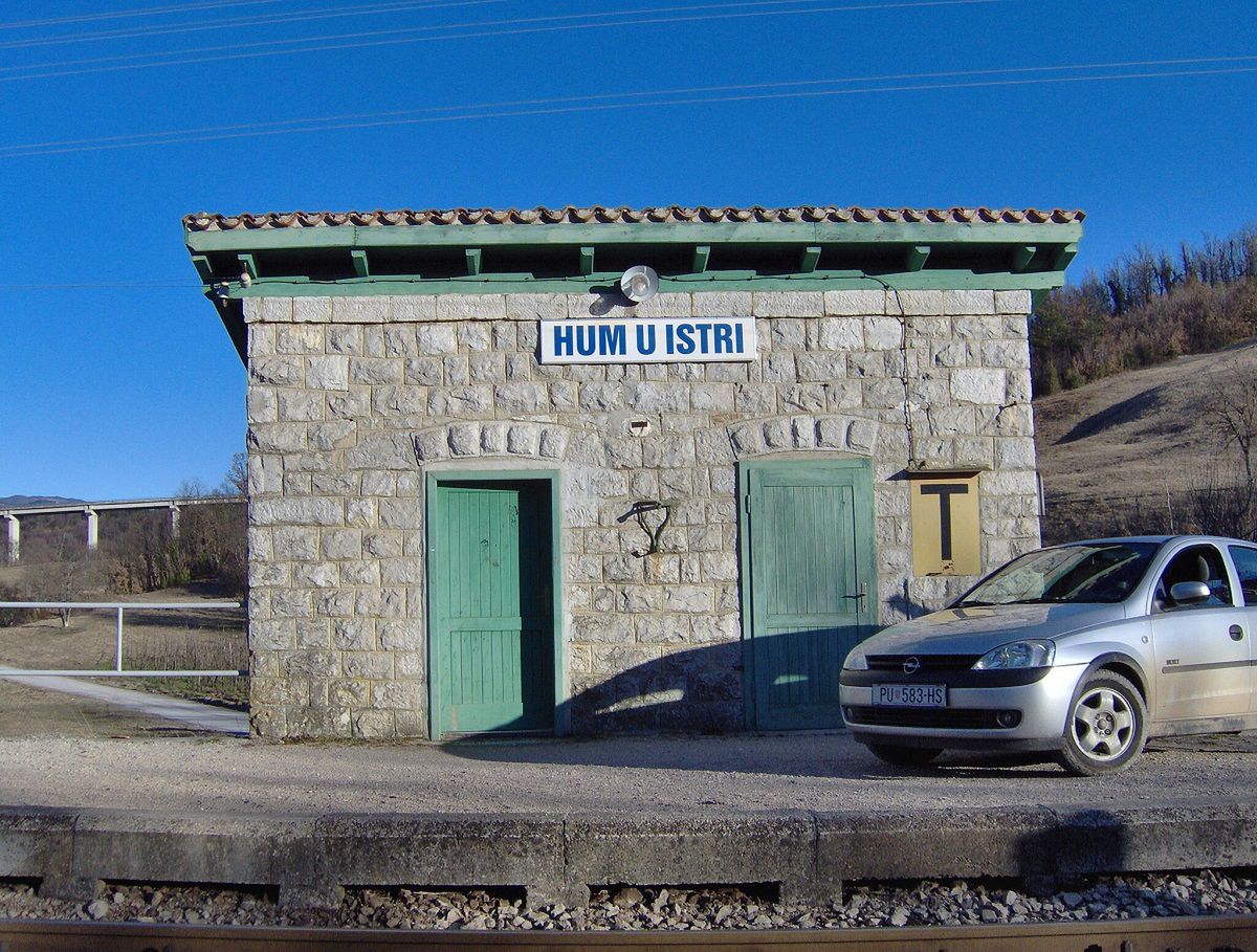Hum to najmniejsze miasto na świecie. To jego stacja kolejowa. Fot. Wikimedia Commons
