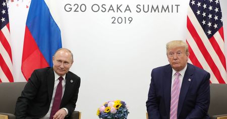Trump żartuje podczas spotkania z Putinem. "Nie wtrącaj się"