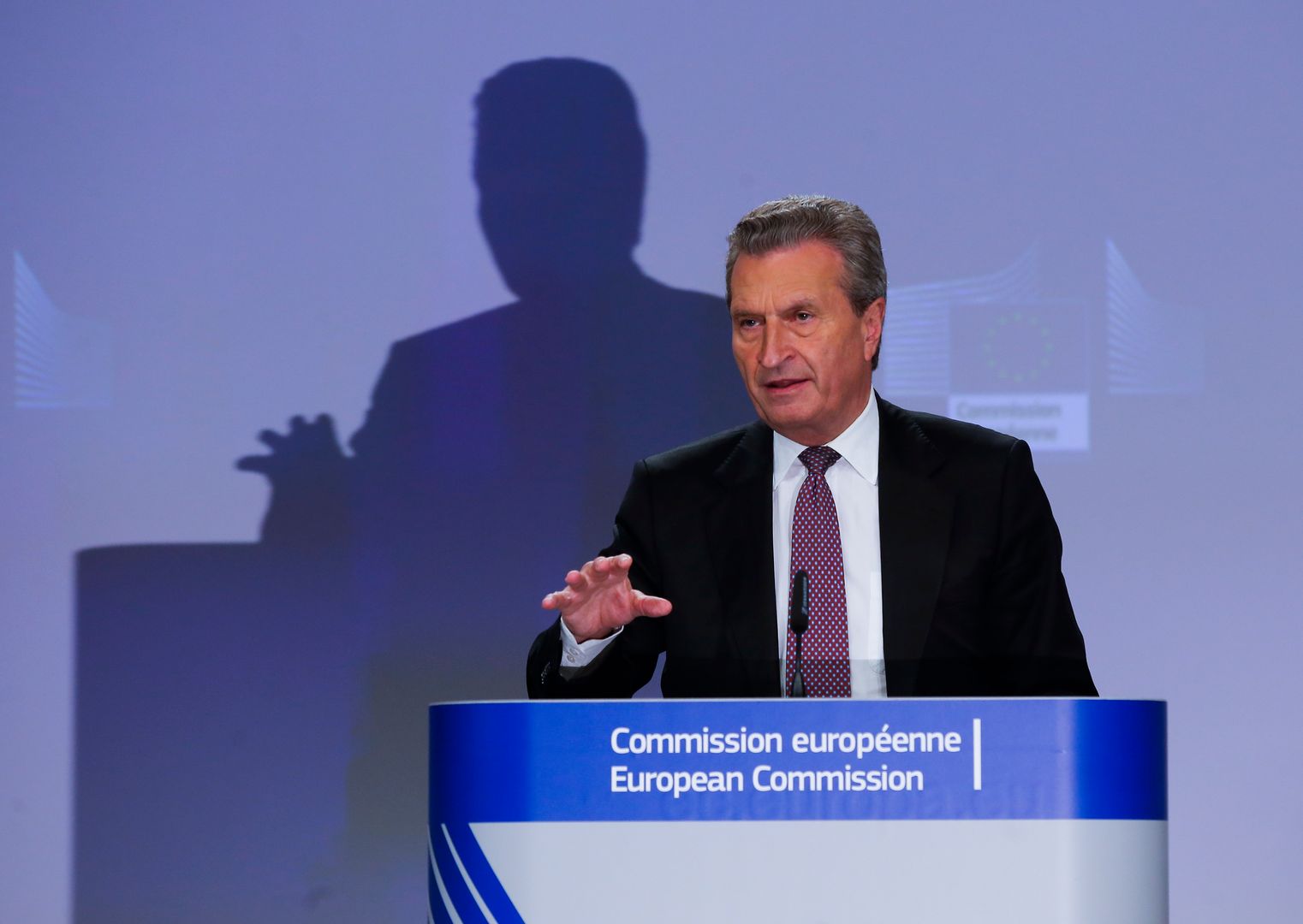 Gunther Oettinger uważa, że Polska chce osłabić, a nawet zniszczyć Unię Europejską