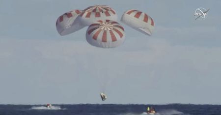 Historyczna misja zakończona sukcesem. Kapsuła Dragon wylądowała