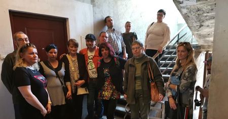 Dzikie eksmisje są bezprawne, ale policja biernie się im przygląda. "Winna nieznajomość prawa"