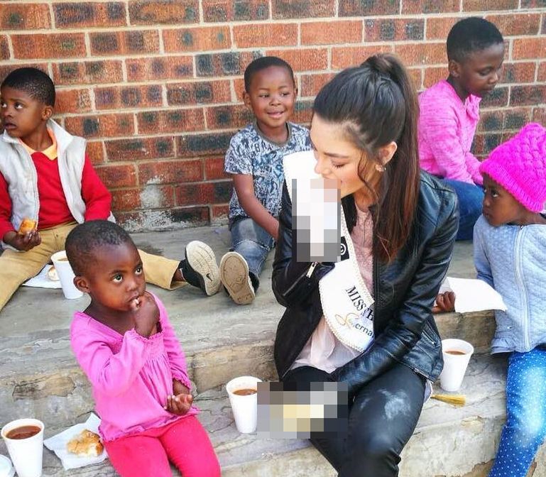 Pomoc sierotom czy zwykły rasizm? To jedno zdjęcie miss RPA wywołało falę krytyki