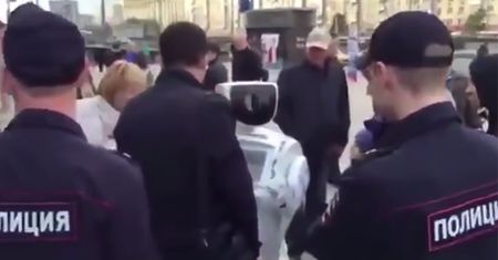 Robot-recydywista kolejny raz uciekł z laboratorium i został aresztowany przez policję