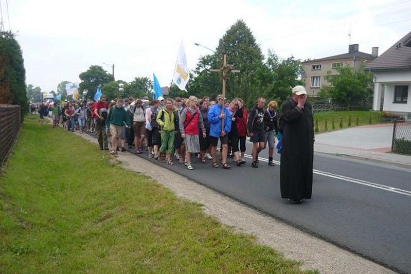 Od trenerów fitness po handlarzy pamiątkami. Każdy chce zarobić na pielgrzymach