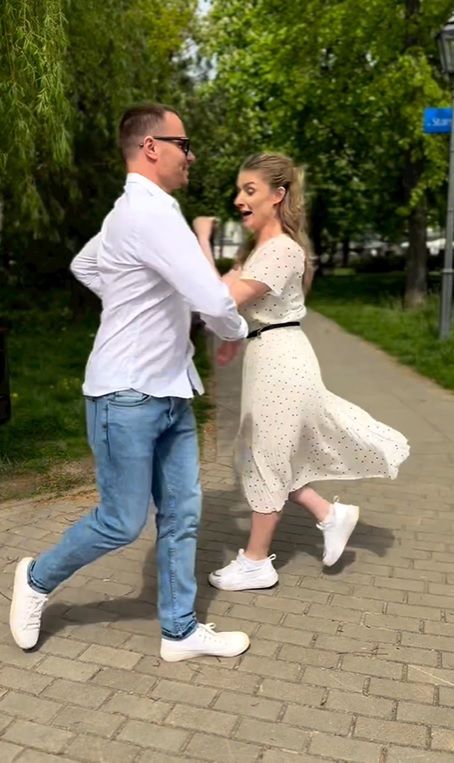 Marcin Hakiel tańczy z partnerką na ulicy