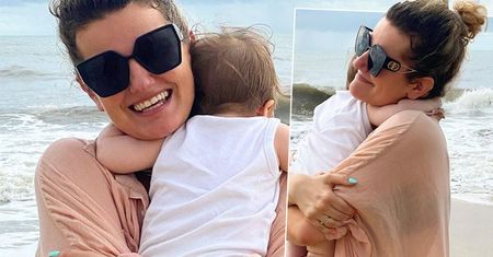 Zofia Zborowska paraduje w skąpym bikini po brazylijskiej plaży: "Bez retuszu". Fani zachwycają się sylwetką aktorki i jej córeczką