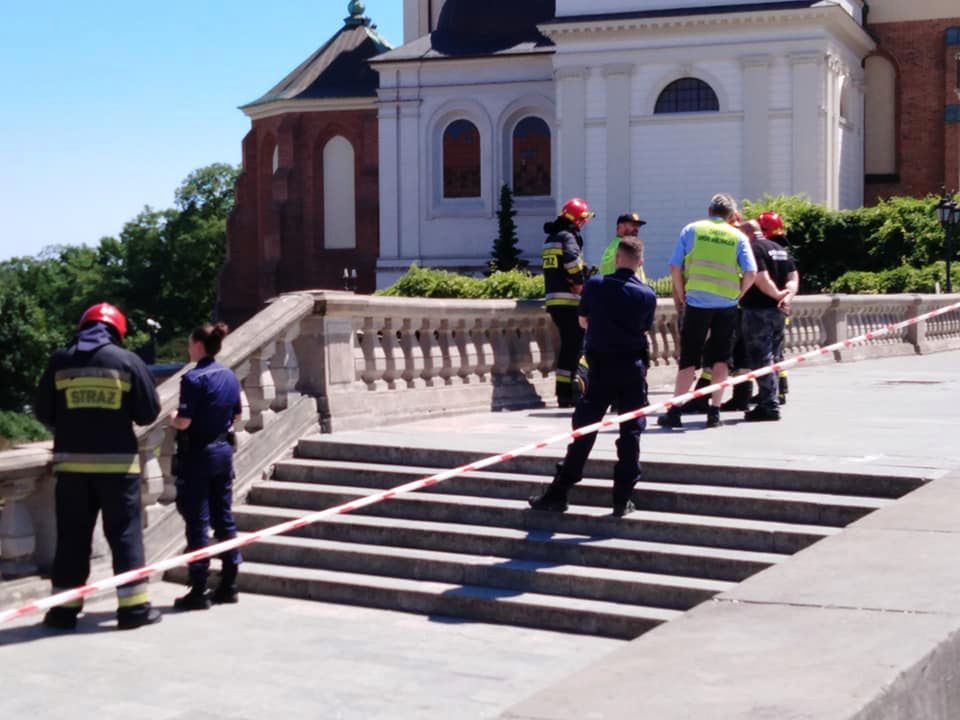 Policja i straż pożarna na placu Zamkowym 