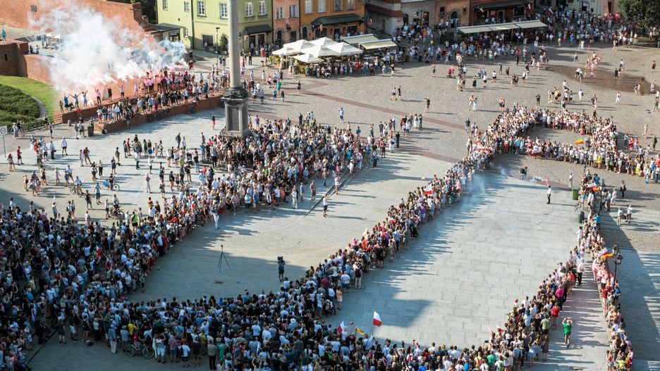 Od trzech lat 1 sierpnia zgromadzeni na Placu Zamkowym formują symbol Polski Walczącej, tzw. Kotwicę