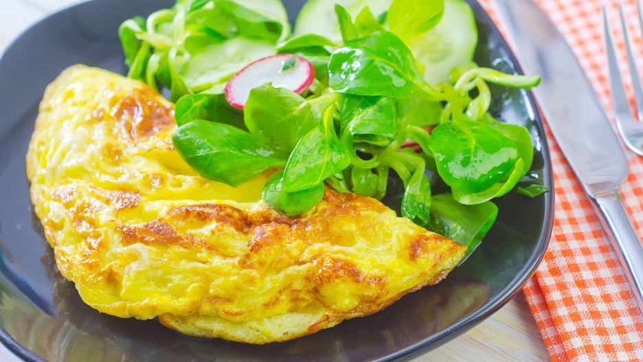 Omlet z żółtym serem na śniadanie, obiad lub kolację
