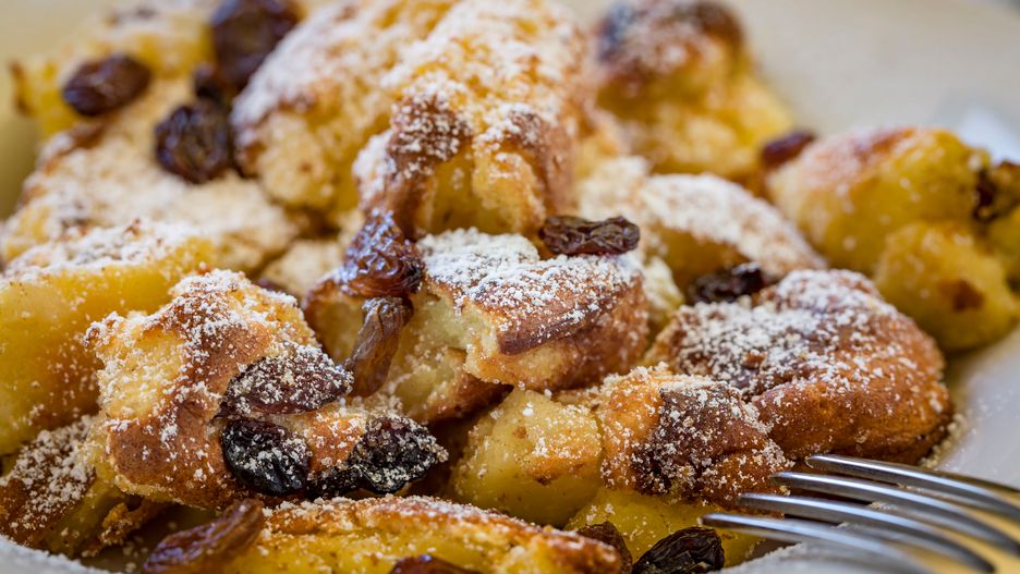 Kaiserschmarrn jest gruby, puszysty i smakuje jak biszkopt