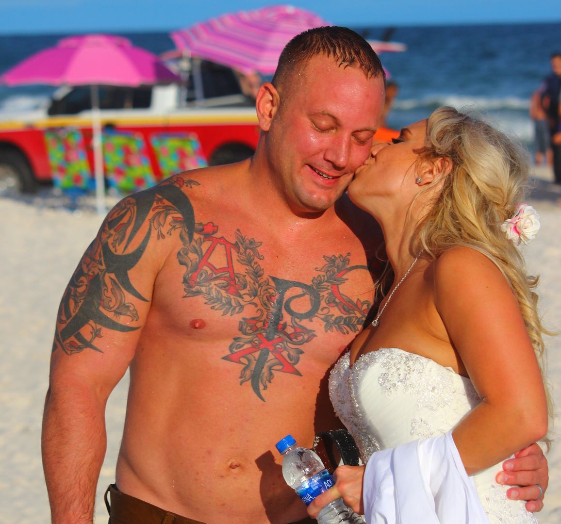 Podczas ślubnej sesji na plaży w USA pan młody uratował tonącego nastolatka