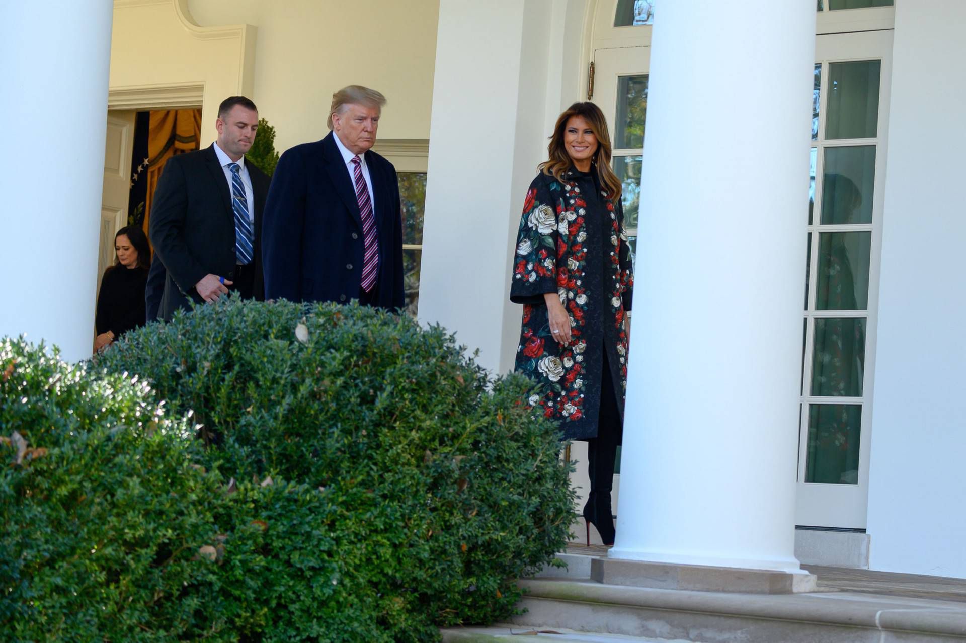 Melania Trump w Białym Domu. Jak wyglądała w płaszczu w kwiatki?