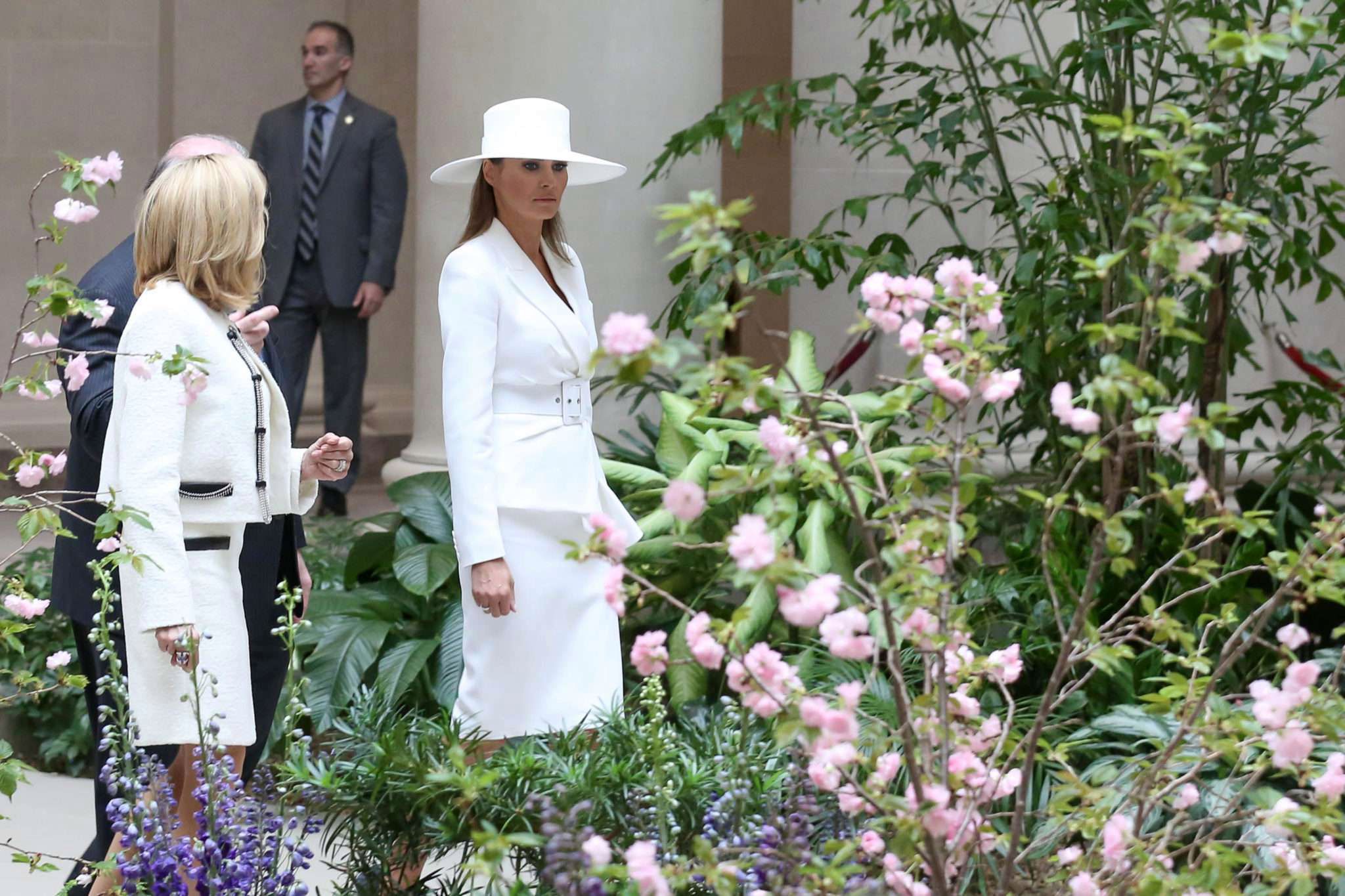 Melania Trump i Brigitte Macron w białych kreacjach w National Gallery of Art w Waszyngtonie