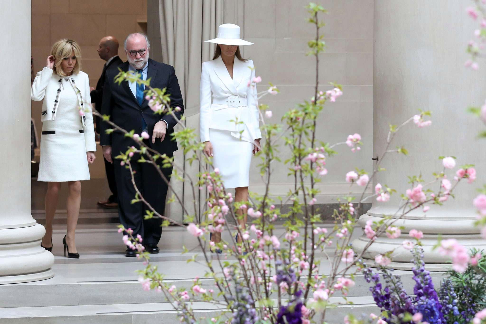 Melania Trump i Brigitte Macron w białych kreacjach w National Gallery of Art w Waszyngtonie