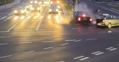 Rowerzysta cudem uniknął śmierci. Uratowało go zderzenie dwóch aut