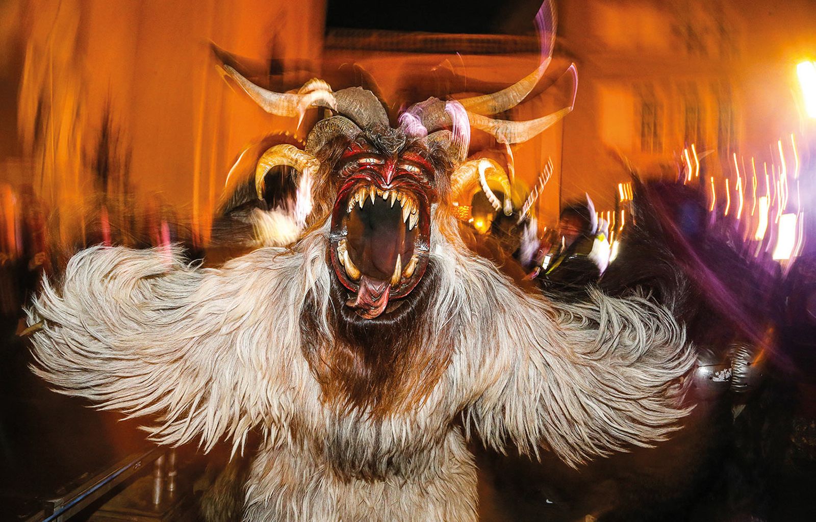 Krampus w upiornej masce 