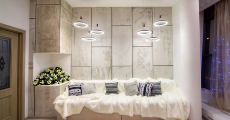 10 pomysłów na oświetlenie sufitu podwieszonego. W mig odmienisz wnętrze