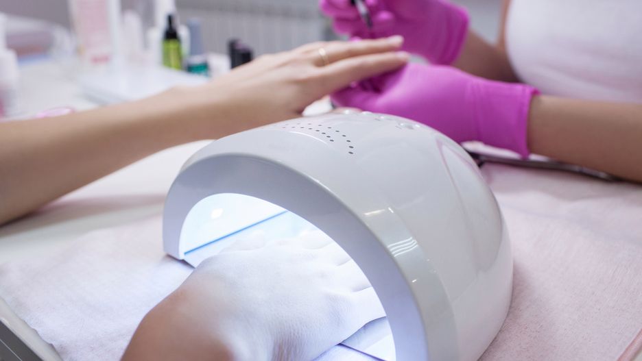 Manicure hybrydowy wymaga zastosowania specjalnej lampy