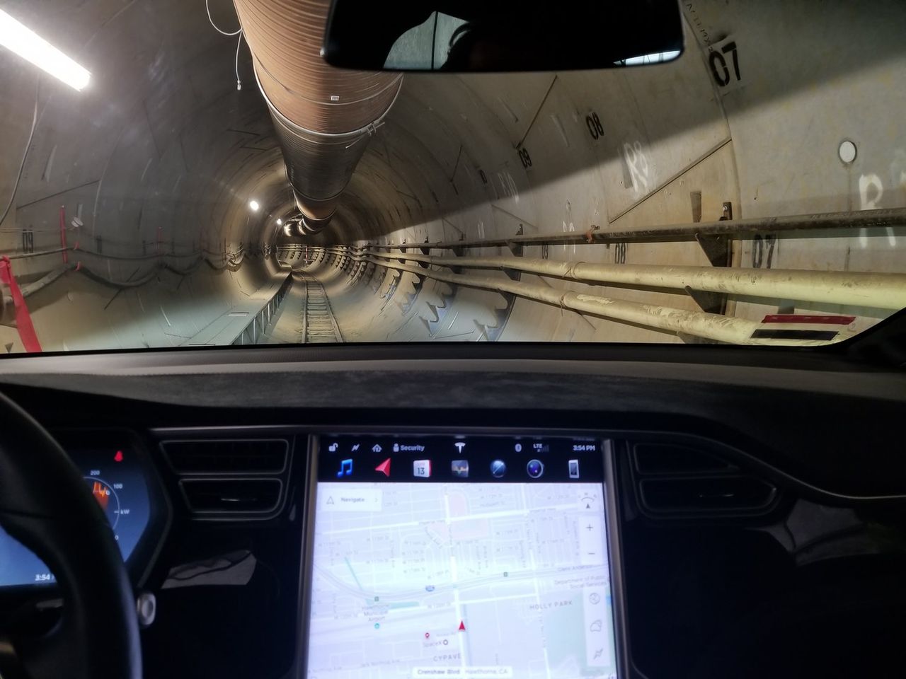 Elon Musk pokazuje, jak będzie działać tunel pod Los Angeles. W roli głównej Tesla Model X