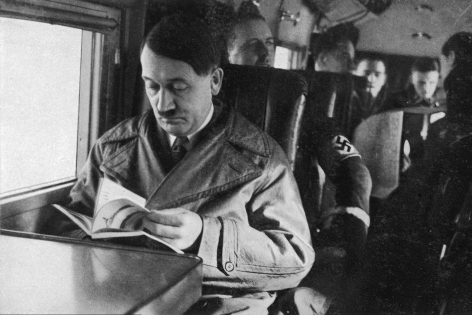 Adolf Hitler czytający książkę, 1935 rok