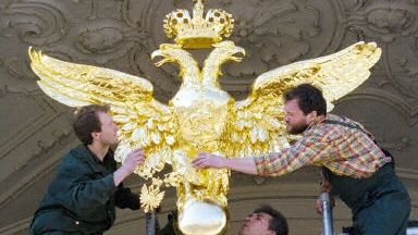 Symbol Rosji - dwa złote orły - mocowany na bramie Zimowego Pałacu w Petersburgu