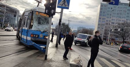 Wrocław: wypadek na Borowskiej - tramwaj zderzył się z busem