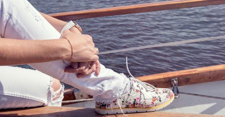 Białe jeansy na wiosnę. Klasyczne modele schowaj do szafy