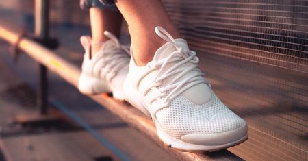 Białe sneakersy. Najlepsze modele na wiosnę