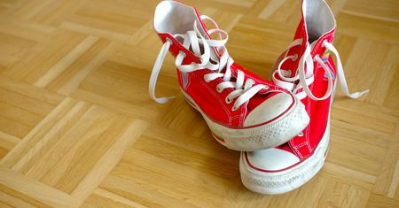 Jak prać buty? Domowe sposoby na sportowe i skórzane buty