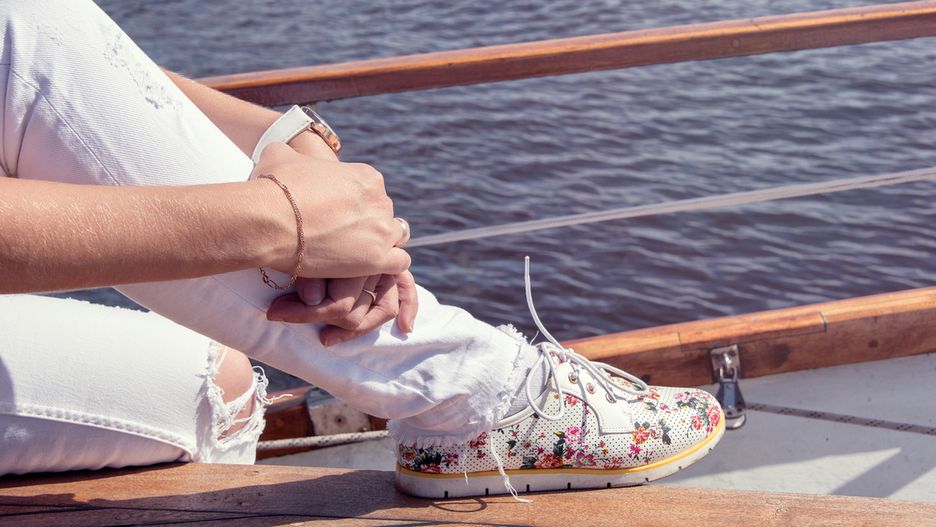 Białe jeansy nadają się na wiele różnych okazji, nie tylko na weekendowy wypad