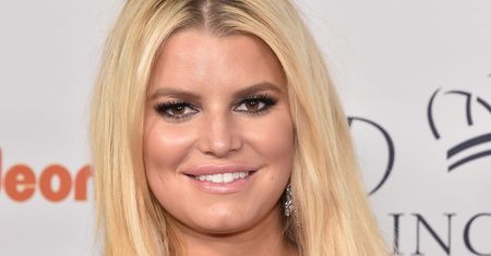 Ciężarna Jessica Simpson znalazła sposób na puchnące stopy