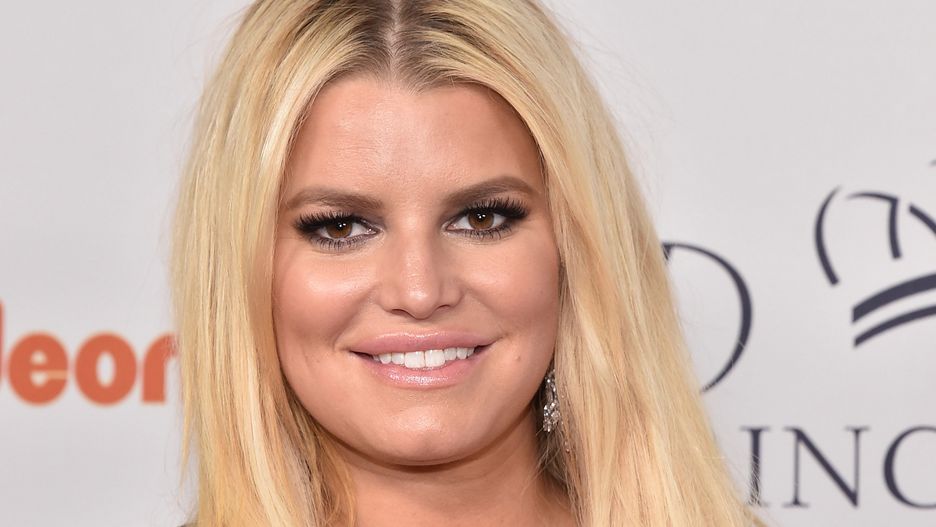 Ciężarna Jessica Simpson znalazła sposób na puchnące stopy