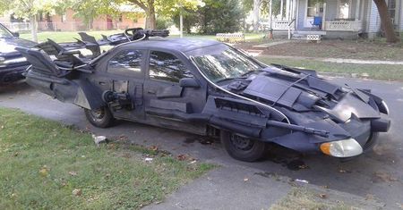 Chciał tym zagrać w filmie? Wstydził się czym jeździ? Okropnie wykonany Batmobil