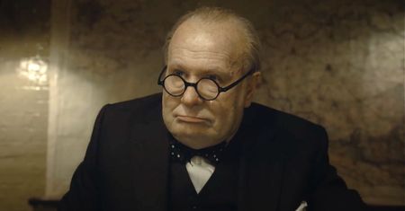 Gary Oldman doznał zatrucia nikotynowego na planie "Czasu mroku". Za tę rolę otrzyma Oscara?