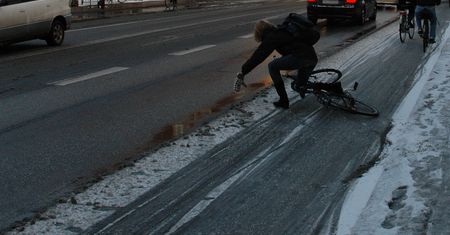 Szklanka na drogach - IMGW ostrzega