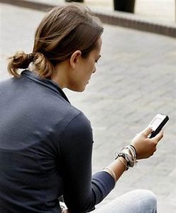 Adresatka obleśnych sms-ów zwolniona z pracy