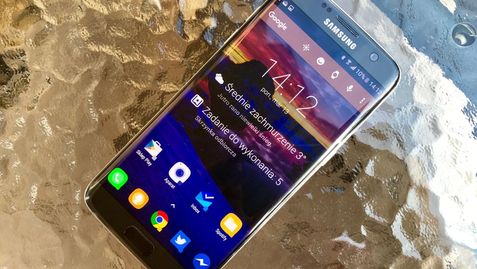 Plus zabezpiecza kupione na raty telefony Samsung. To może być pułapka.