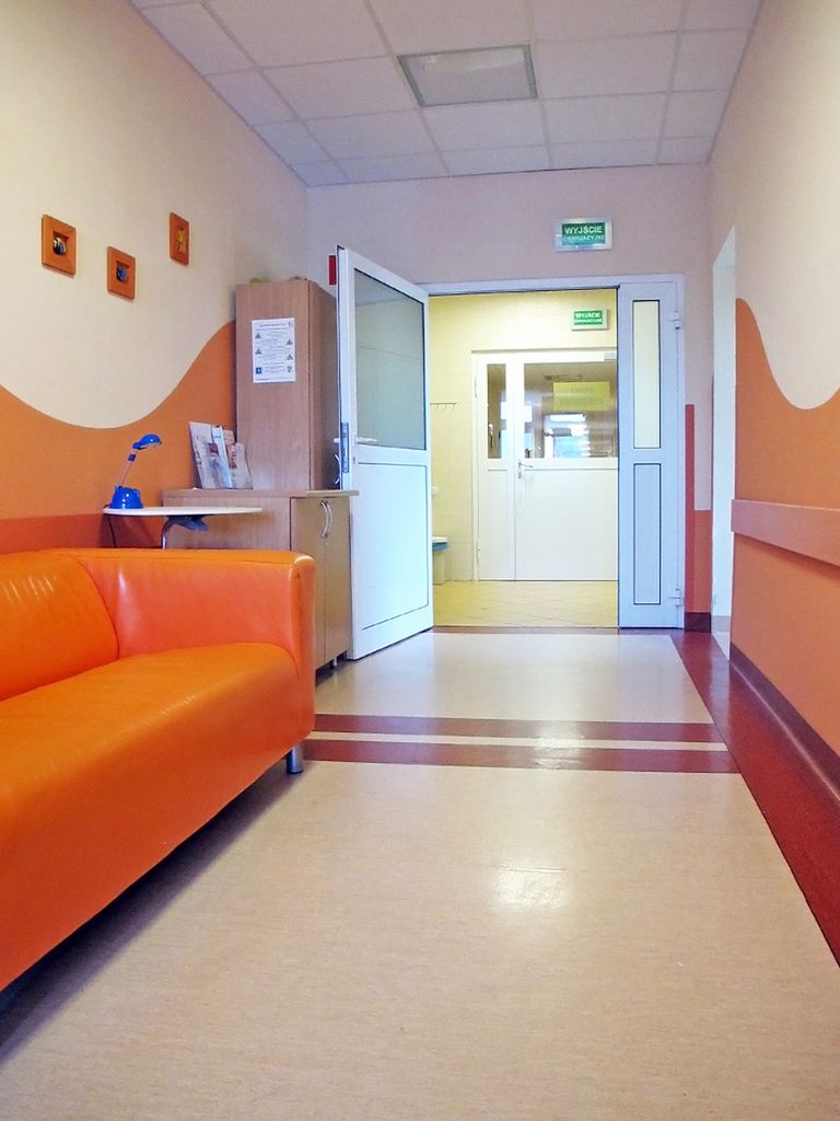 Sofa w korytarzu szpitalnym 