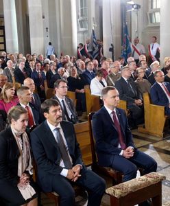 "Kolana kobiet powinny się stykać". Księża uczą, jak siedzieć w trakcie mszy