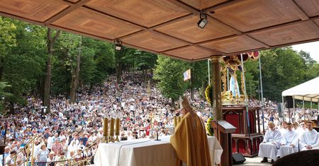 Tłumy w Kalwarii Zebrzydowskiej. "Prawie 80 tys. osób na mszy św."