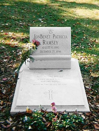 English: JonBen�t Ramsey grave at Saint James Episcopal Cemetery in Marietta, Georgia./Espa�ol: La tumba de JonBen�t Ramsey en el cementerio episcopal Saint James, ubicado en Marieta, Georgia. 