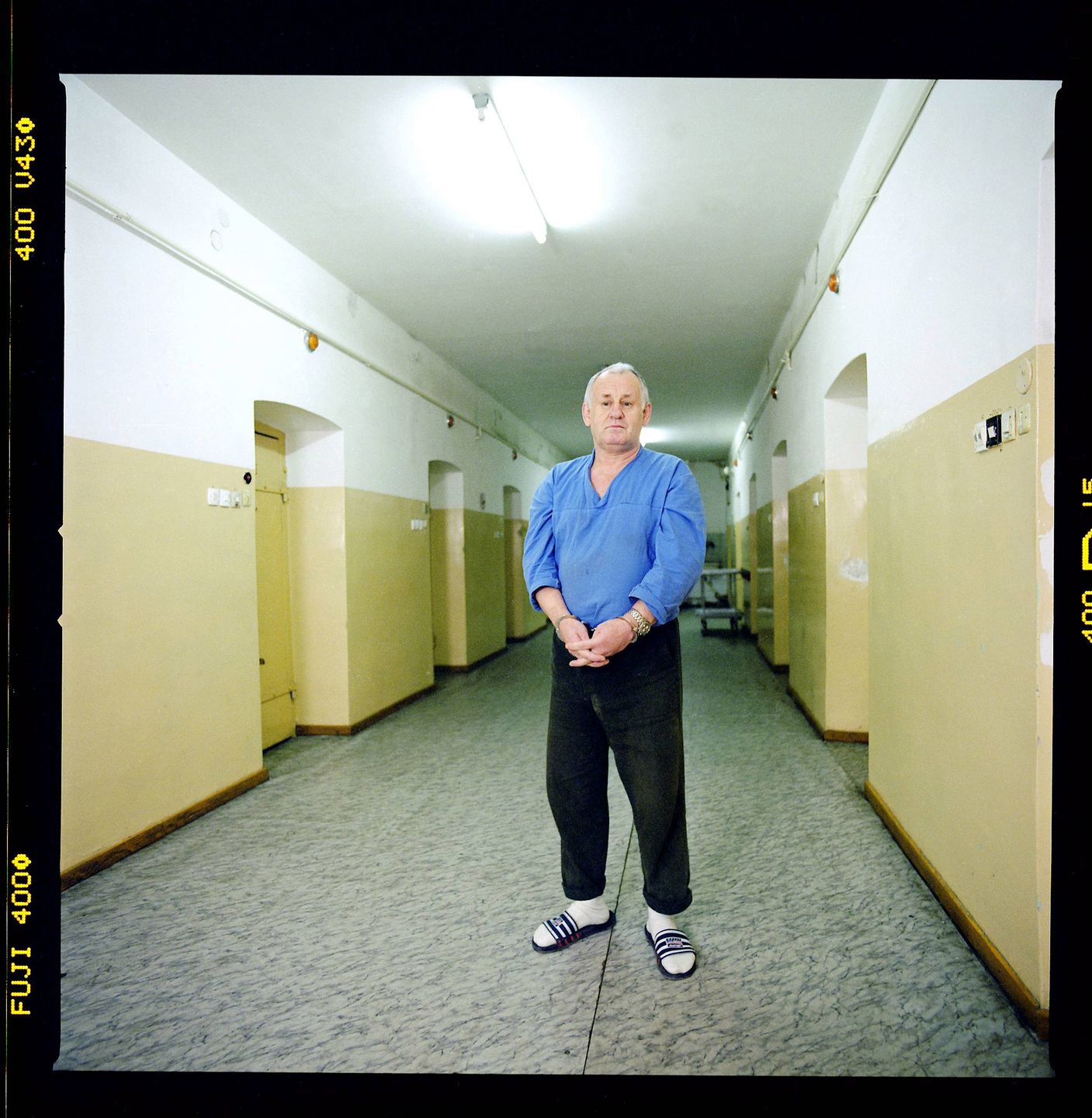 Henryk Niewiadomski ps. "Dziad" w więzieniu w Białymstoku. Chętnie opowiadał o swoim życiu dziennikarzom. 