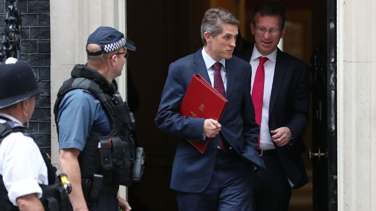 Komunikat o odwołaniu Gavina Williamsona (na zdj. z teczką) podał w środę brytyjski rząd.