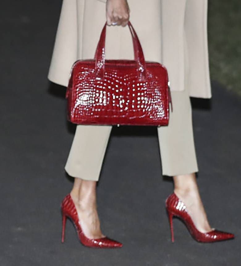 Melania Trump w beżowym komplecie - buty i torebka