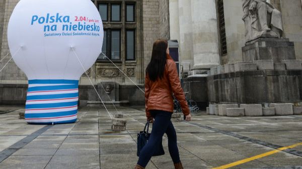 Wielka żarówka na pl. Defilad w Warszawie promująca Światowy Dzień Świadomości Autyzmu