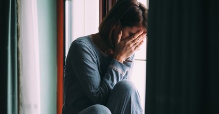 Wyręcza ojca na każdym kroku. Przed randkami mężczyzna podrzuca jej koszule do prasowania